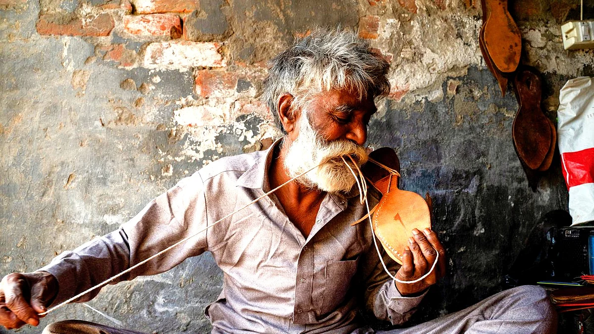 Hansraj at work; (all photos: Naveen Macro)