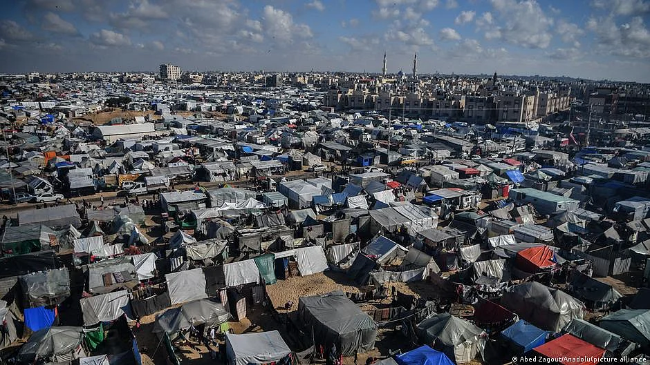 A refugee campsite in Rafah, in Gaza, where the IDF claims Hamas tunnelled under the UNRWA office (photo: DW)