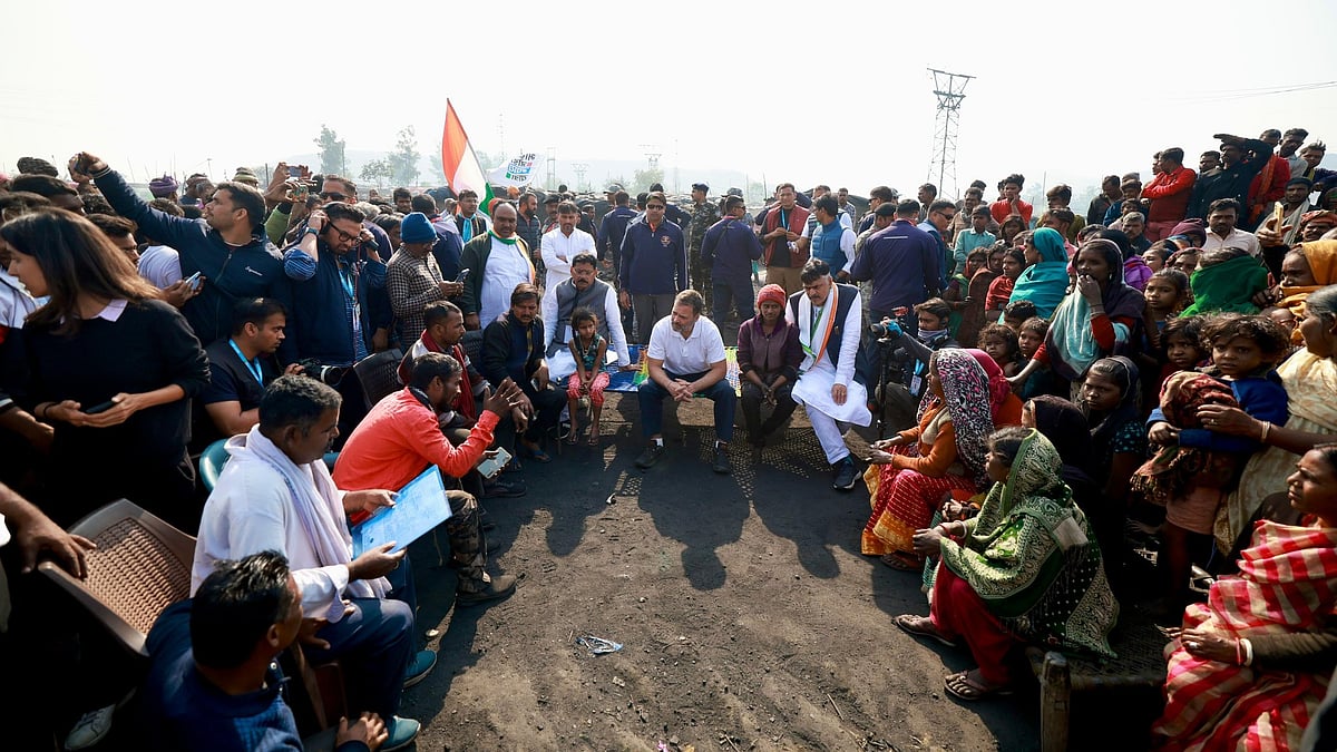 Rahul Gandhi met coal workers and their families in Godhar Kali Basti on 4 February. (photo: @RahulGandhi/X)