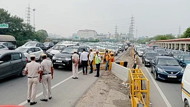 Vehicles line up at the Gurugram border (photo: IANS)