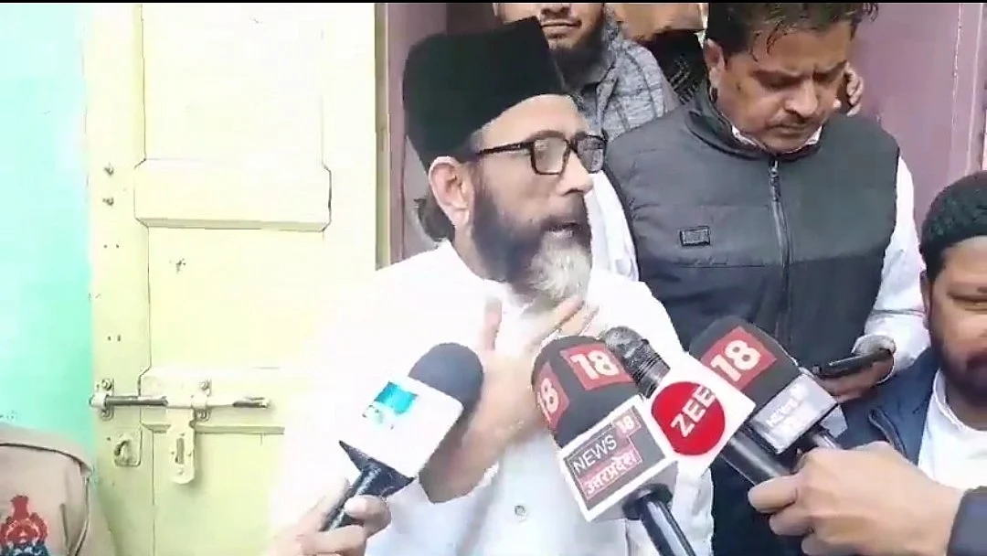 Barelvi cleric Tauqeer Raza Khan, who called a 'jail bharo' andolan in protest against UP chief minister Yogi Adityanath's allegedly anti-Muslim remarks in the state Assembly, speaks to the press (photo courtesy @AbrarMisbahi01/X)