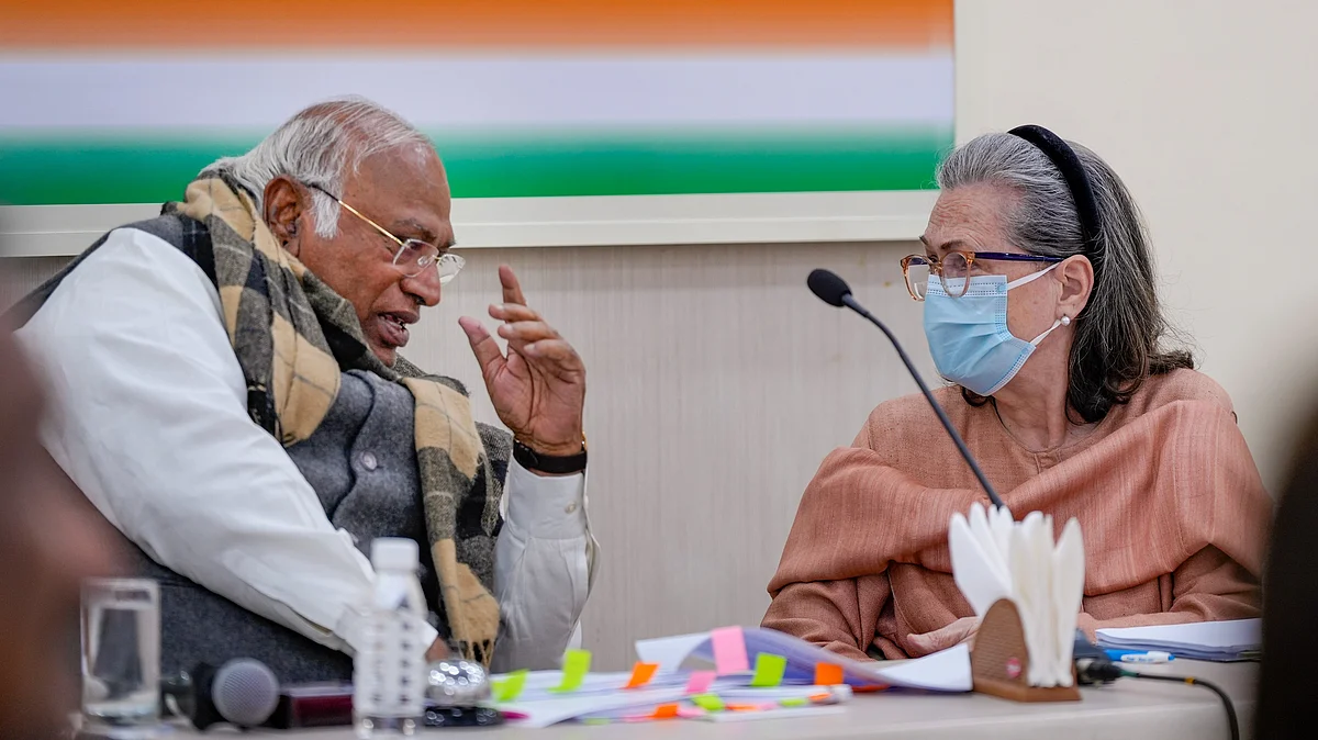 Mallikarjun Kharge with Sonia Gandhi during the CEC meeting in Delhi on 7 March (photo: PTI)