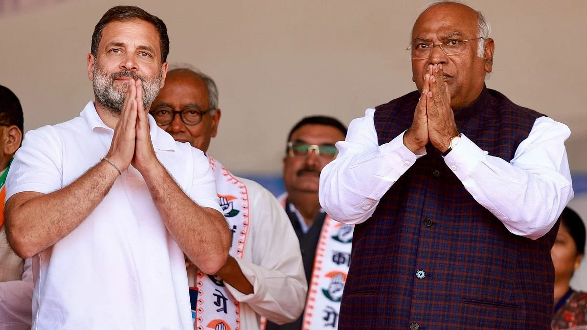 Congress president Mallikarjun Kharge with Rahul Gandhi at a public meeting in Banswara (photo: PTI)