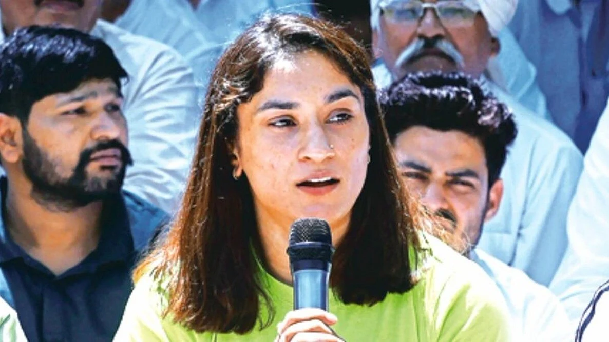 Vinesh Phogat speaks at a wrestlers' protest (photo: National Herald archives)