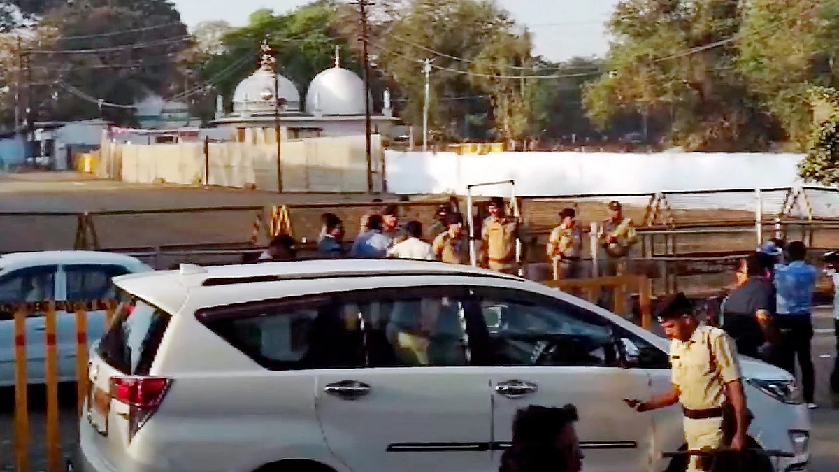 Security personnel stand guard outside Bhojshala complex after a team of the ASI reached the complex for a survey, in Dhar, 22 March. (photo: PTI)