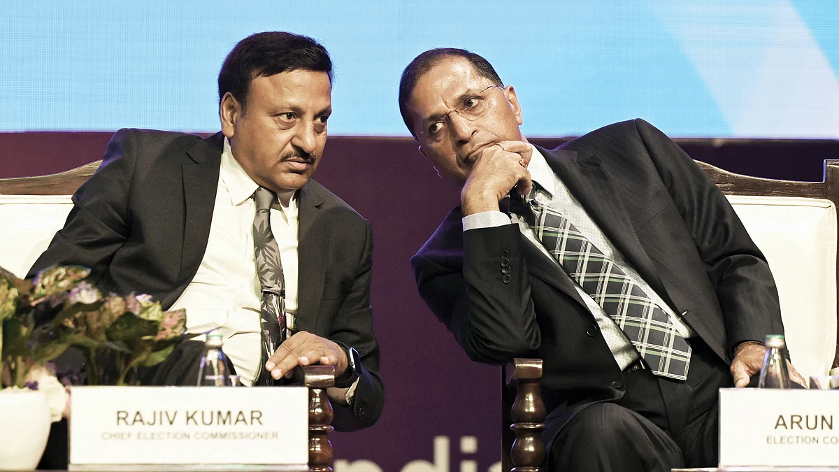 Former election commissioner Arun Goel (right) with chief election commissioner Rajiv Kumar (left) (photo: Hindustan Times via Getty Images)
