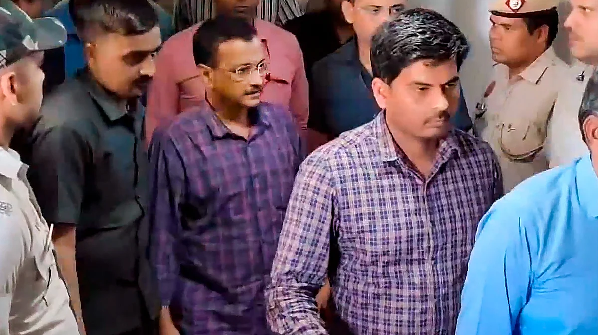 Delhi Chief Minister Arvind Kejriwal being produced before the Rouse Avenue Court, in New Delhi, 22 March 22 (photo: PTI)