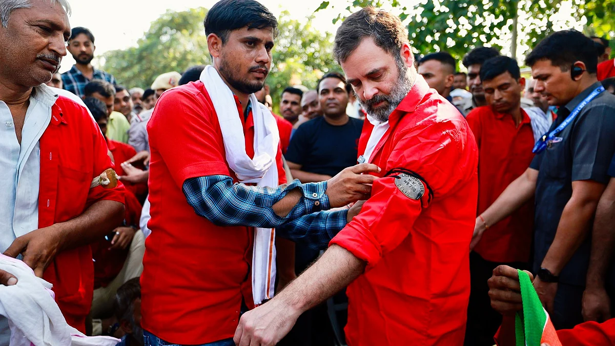 Rahul Gandhi interacting with railway porters in 2023 (photo: National Herald archives)