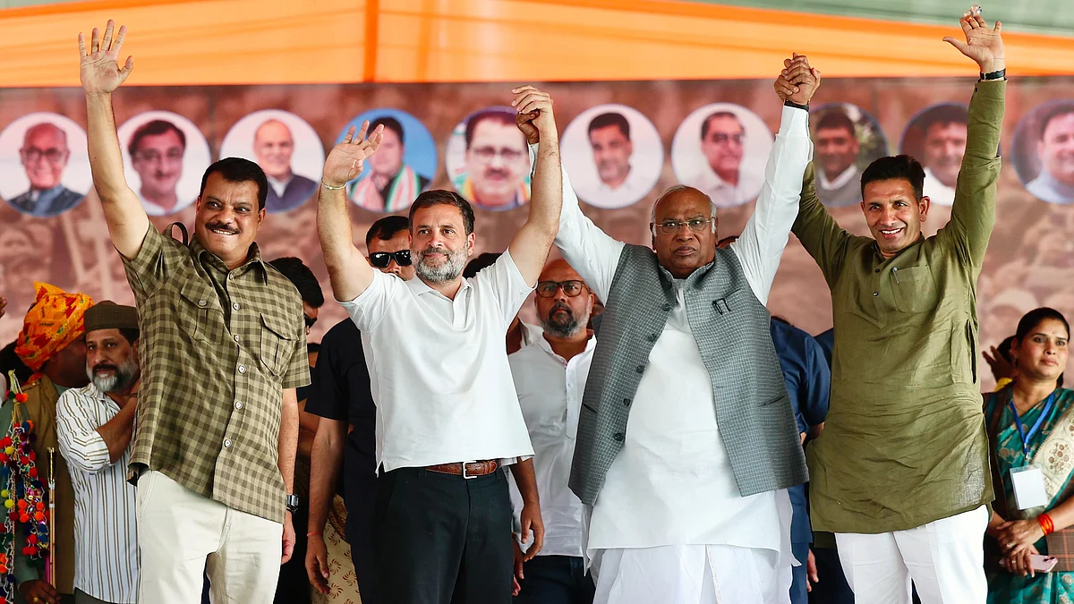 Rahul Gandhi with Mallikarjun Kharge and other party leaders (photo: bharatjodonyayyatra.com)