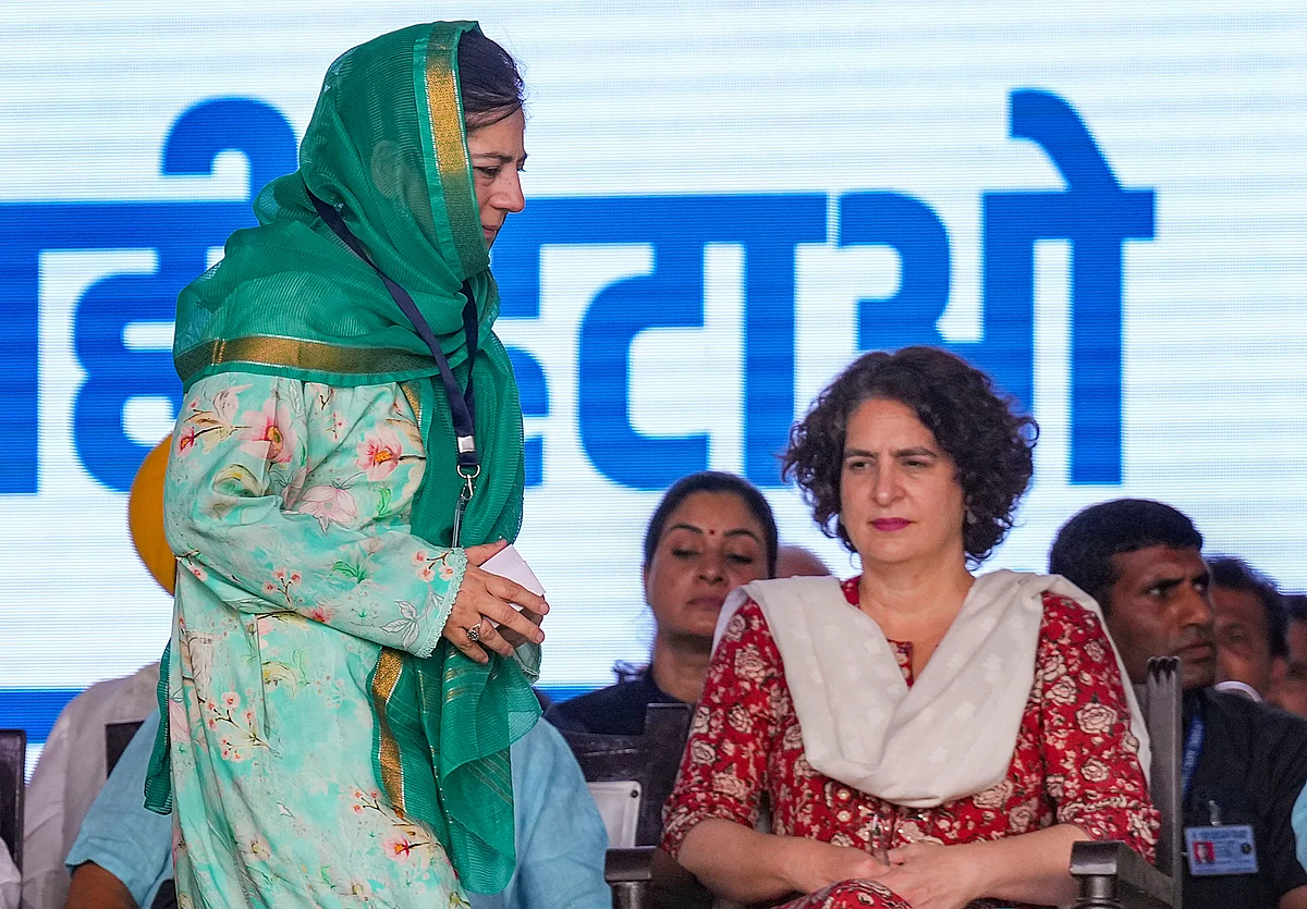 Priyanka Gandhi Vadra and Mehbooba Mufti at the rally