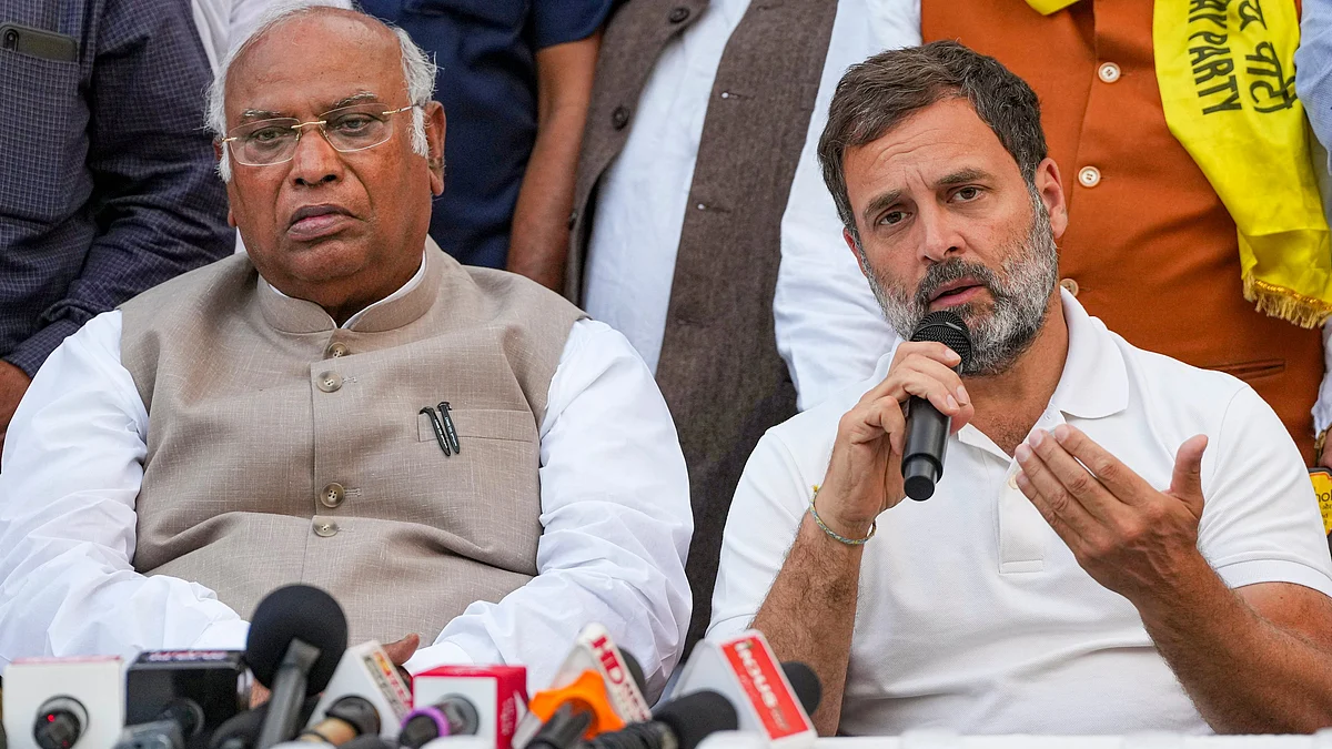 Mallikarjun Kharge and Rahul Gandhi at a press meet in New Delhi on 22 March (photo: PTI)