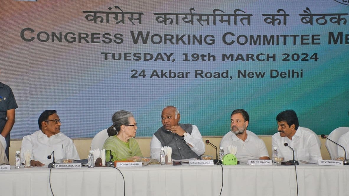 (From left) P. Chidambaram, Sonia Gandhi, Mallikarjun Kharge, Rahul Gandhi and K. C. Venugopal at CWC meeting in New Delhi on 19 March (photo: Vipin/National Herald)
