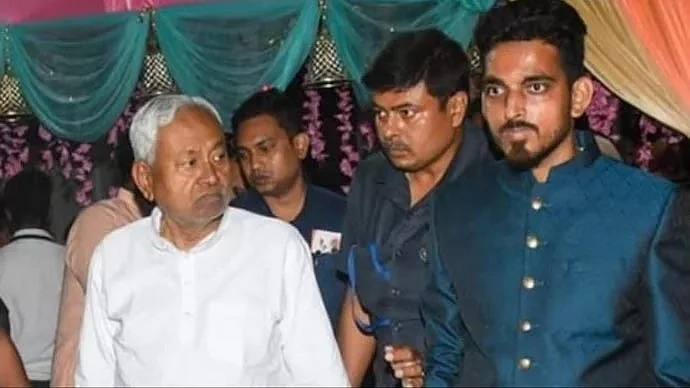 JD(U) leader Saurav Kumar (right) succumbed to his injuries at a hospital (photo: @MahuaMoitraFans/X)