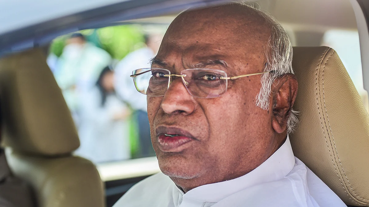 Mallikarjun Kharge claims BJP talks about the poor, but "increases the income" of industrialists Adani and Ambani (photo: PTI)