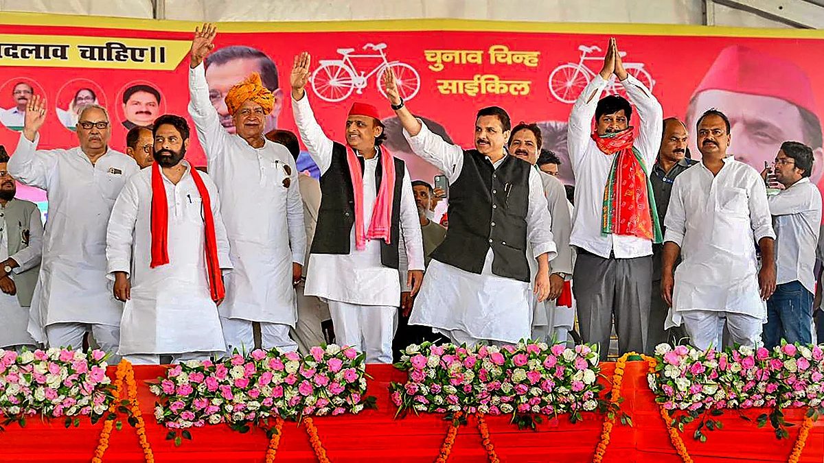 Akhilesh Yadav and Sanjay Singh (both in black) in Bijnor (photo: PTI)