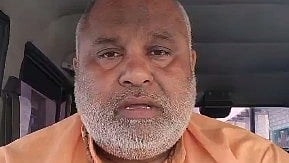 Nuh violence accused Bittu Bajrangi thrashes man in police presence