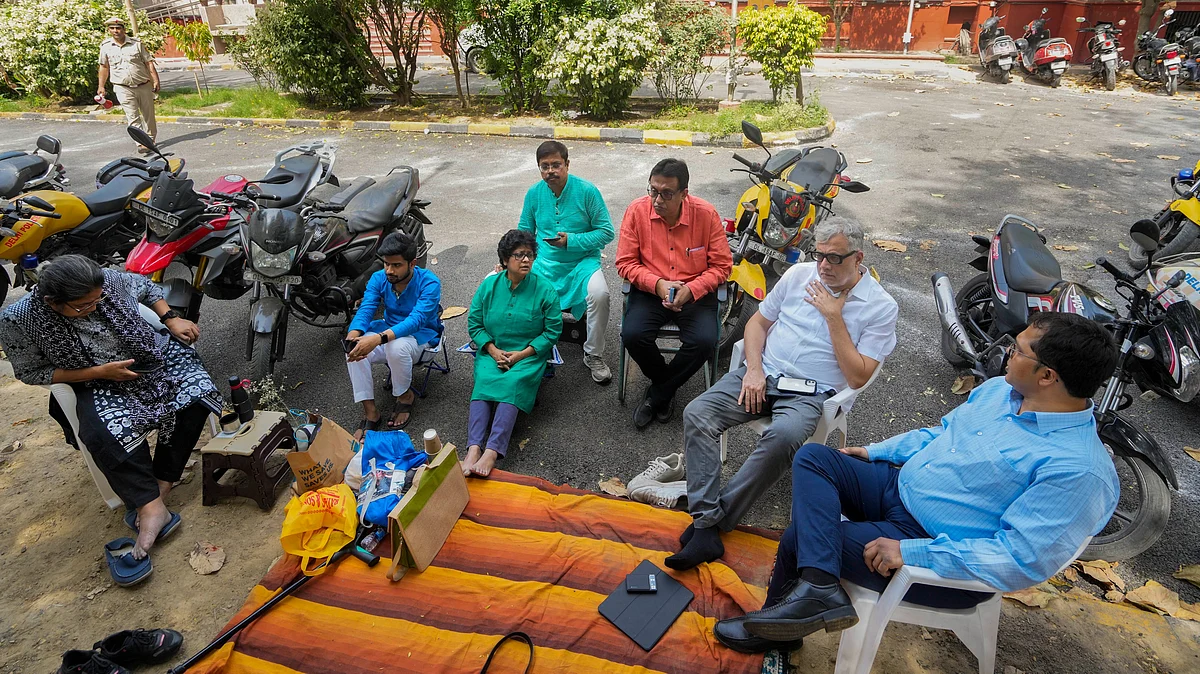 TMC leaders Derek O'Brien, Dola Sen, Saket Gokhale, Arpita Ghosh, Santanu Sen, Abir Ranjan Biswas and Sudip Raha during a 'dharna' at Mandir Marg police station in New Delhi on 9 April (photo: PTI)
