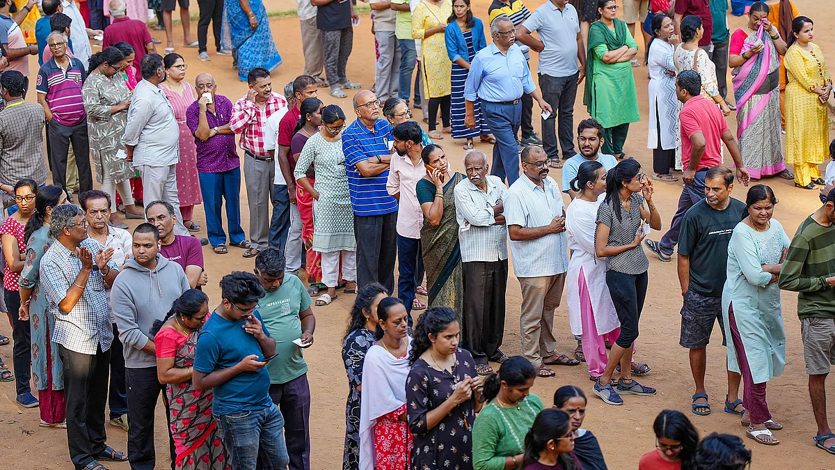 People wait in queues to vote for the 2nd phase of Lok Sabha polls in Bengaluru on 26 April (photo: PTI)