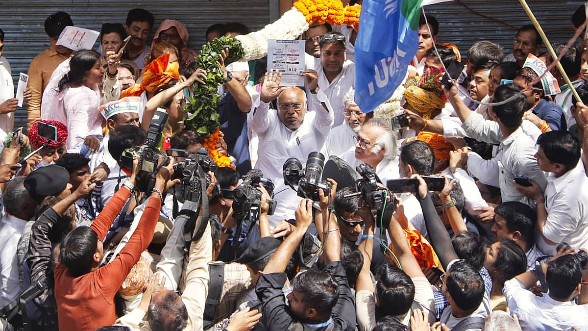 Congress president Mallikarjun Kharge and MP Jairam Ramesh during a door-to-door campaign in Delhi (photo: Vipin/National Herald)