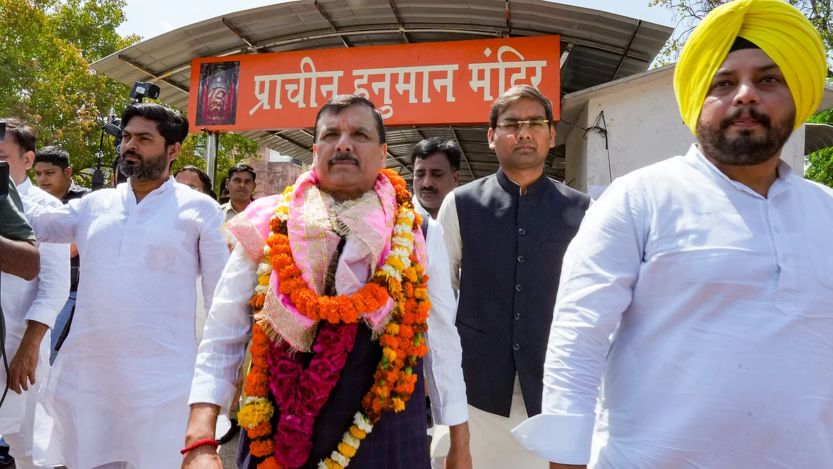 AAP MP Sanjay Singh visits Hanuman Mandir in New Delhi on 4 April (photo: PTI)