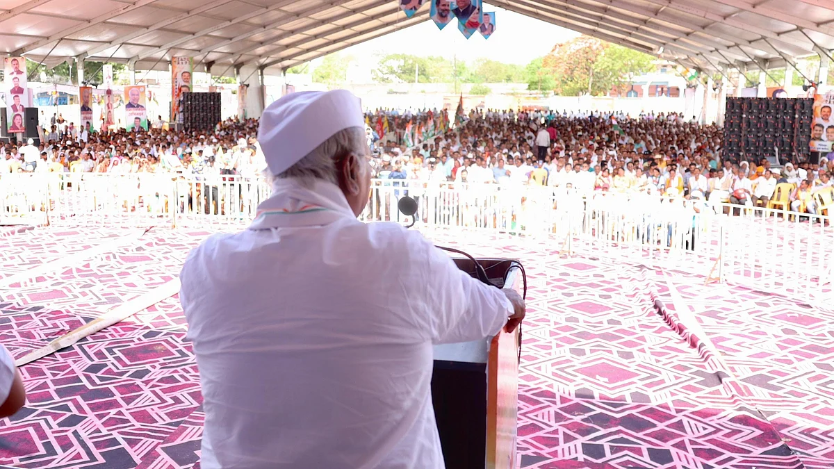Congress president Mallikarjun Kharge addresses a huge public gathering in MP's Satna, 21 April 2024