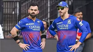 Virat Kohli (left) and Faf du Plessis converse (photo: @RCBTweets/X)