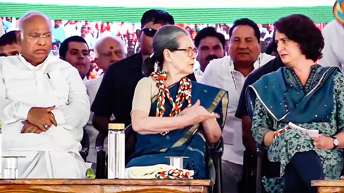 (From left) Congress president Mallikarjun Kharge, Sonia Gandhi, and Priyanka Gandhi at the rally in Jaipur (photo: PTI)