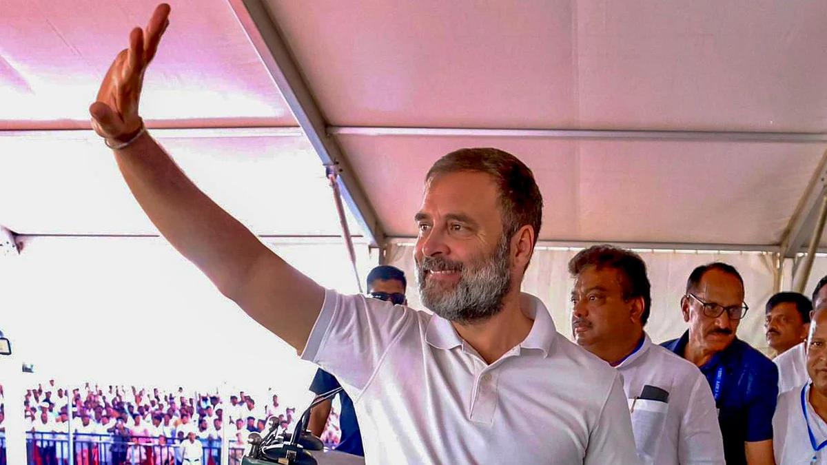 Rahul Gandhi waves at supporters during an election rally in Bijapur district on 26 April (photo: PTI)