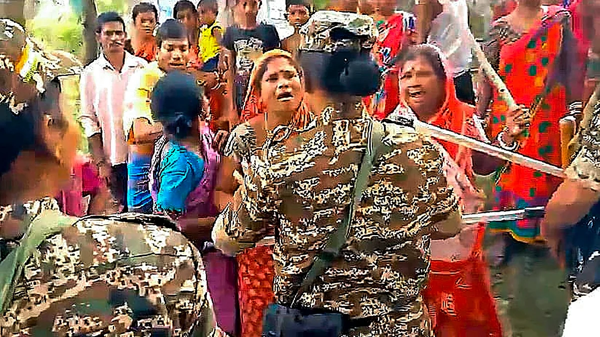 Villagers attack NIA team at Bhupatinagar nagar in East Midnapore district on 6 April (photo: PTI)