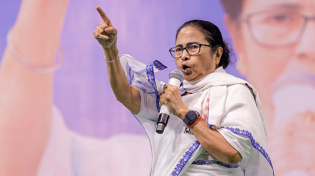 Mamata Banerjee addresses a public meeting in Howrah on 11 May (photo: PTI)