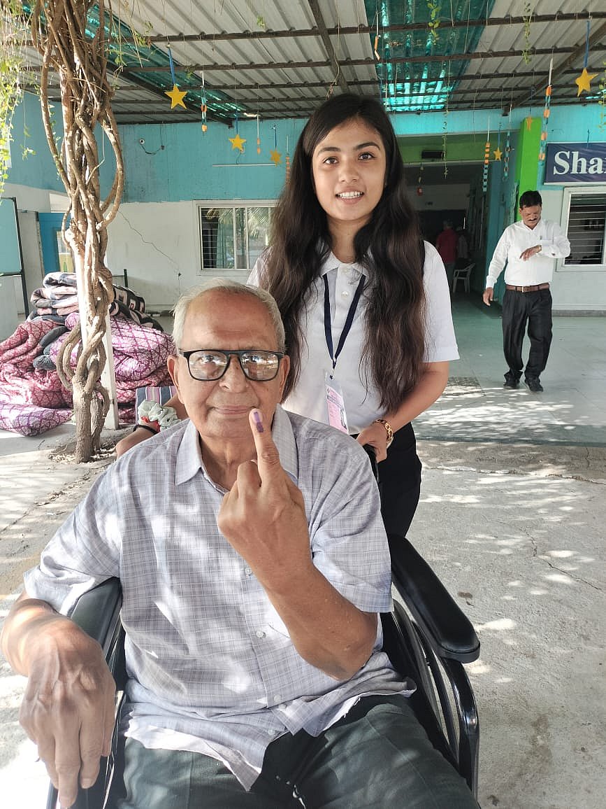 Another voter in his wheelchair (photo courtesy @ECISVEEP/X)