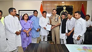 Congress delegation meets Delhi police commissioner Sanjay Arora on 6 May (photo: IANS)