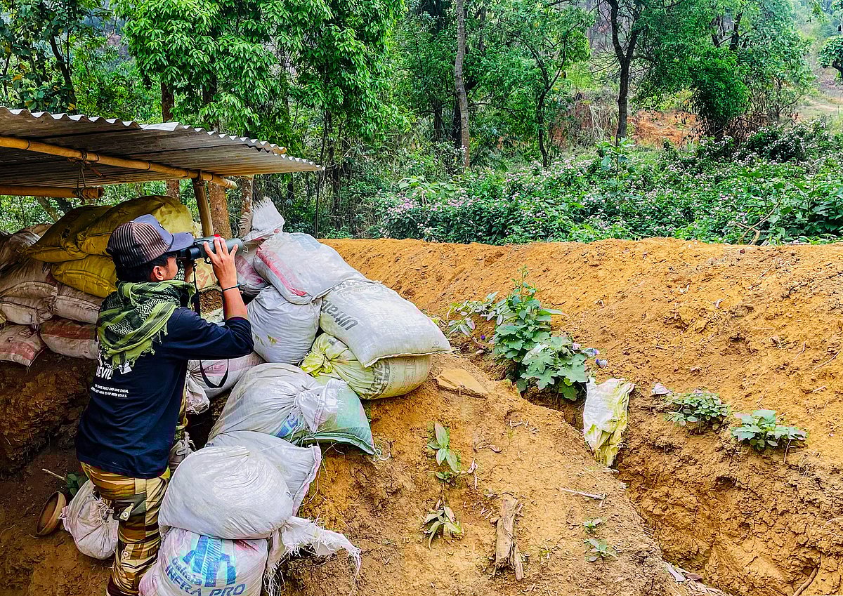 The volunteers operate independently of security agencies and are trained in basic combat (photo: PTI)