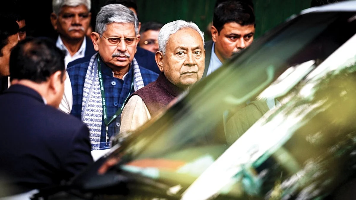 Nitish Kumar with Ravi Shankar Prasad behind him 
