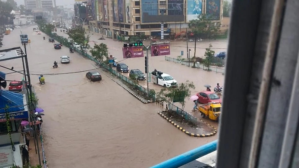 Vehicles negotiate a flooded street during heavy rainfall in Kerala on 28 May (photo: @AbGeorge_/X)
