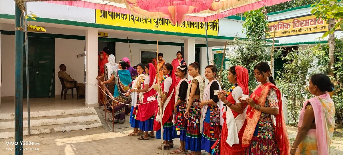 Citizens of the Tharu tribe, Uttar Pradesh (photo courtesy @ceoup/X)