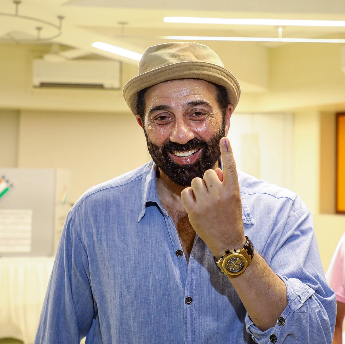 Actor Sunny Deol casts his vote (photo: PTI)