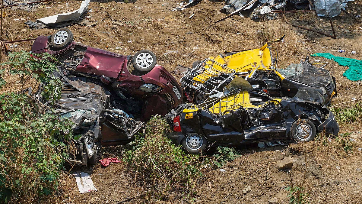 Damaged vehicles at Ghatkopar area in Mumbai on 15 May (photo: PTI)