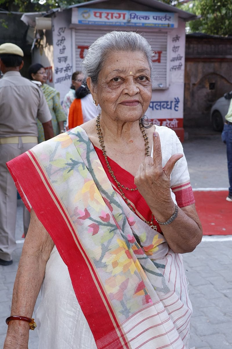 In Gujarat, a senior citizen show off her jamdani pallu and an inked index finger (photo courtesy @ECISVEEP/X) 