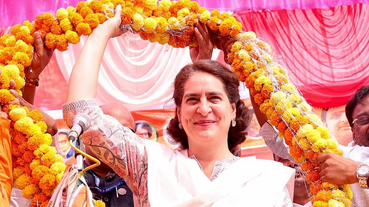 Congress workers welcome Priyanka Gandhi Vadra during a rally in Nandurbar on 11 May (photo: @priyankagandhi/X)
