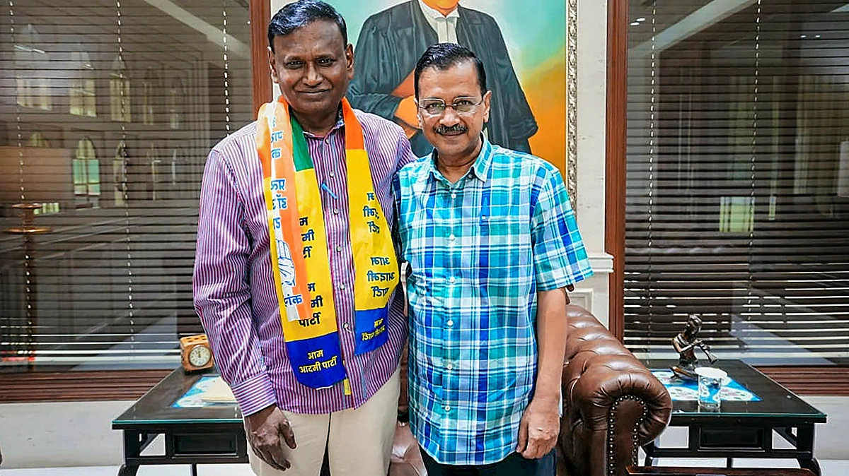Delhi CM Arvind Kejriwal and Congress Lok Sabha candidate Udit Raj in New Delhi on 13 May (photo: PTI)