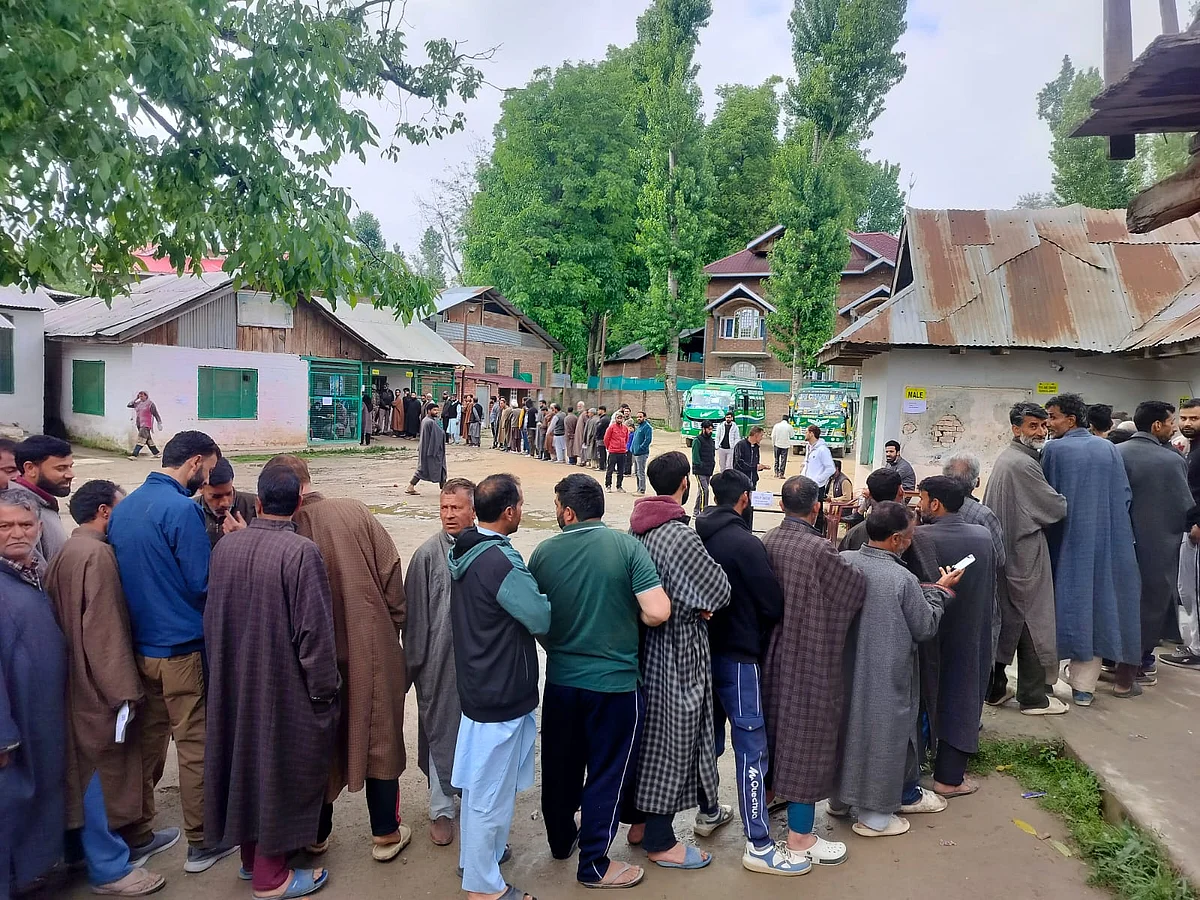 Early morning queues to vote in Srinagar, Jammu and Kashmir (photo courtesy @ceo_UTJK/X)