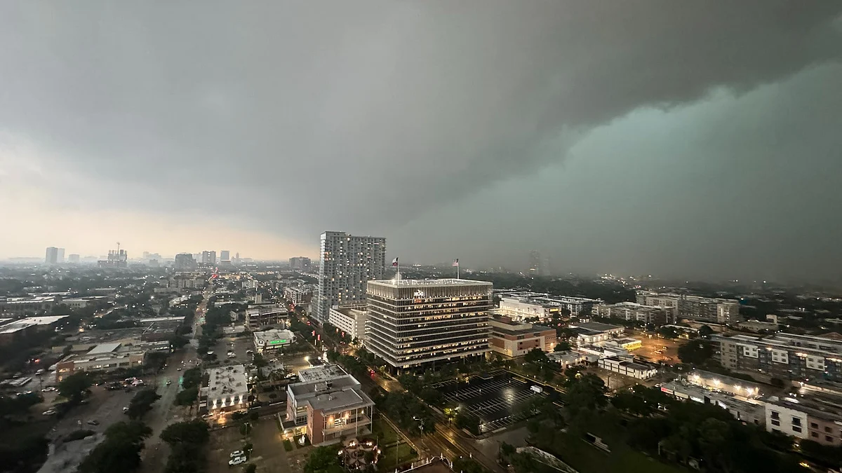 Flights were grounded at the city's two major airports because of the weather (photo: @khvetkevych/X)