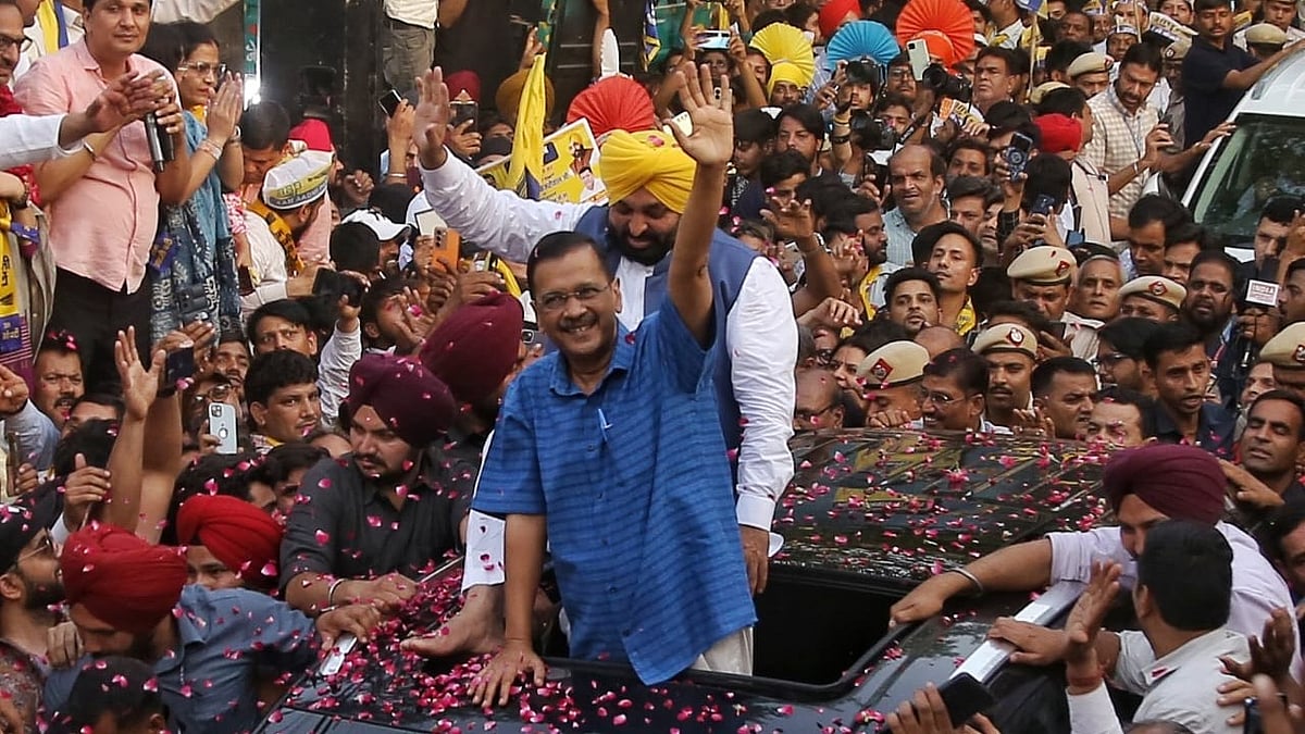 Arvind Kejriwal and Bhagwant Mann hold a roadshow in support of AAP candidate Sahiram Pahalwan, in Mehrauli on 11 May (photo: Vipin/National Herald)
