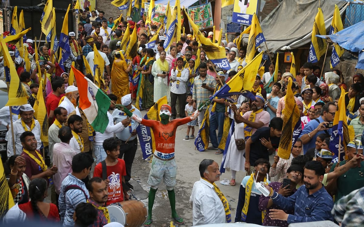 AAP volunteers with party flags raise slogans