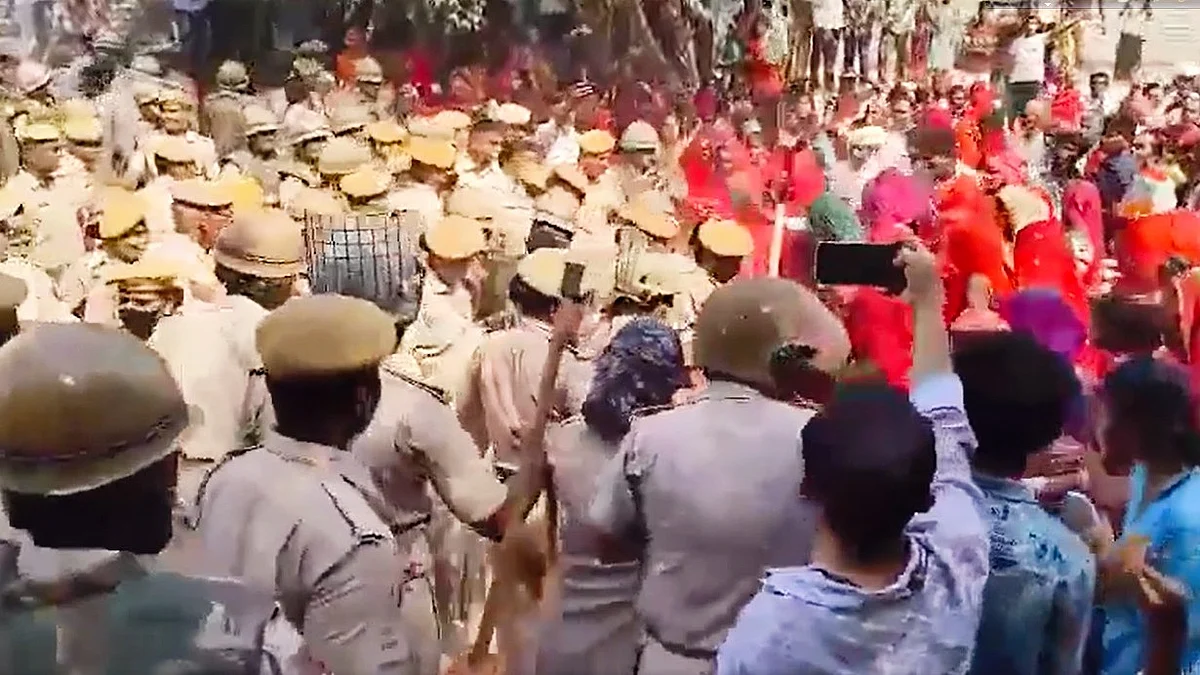 Screengrab from video of the clash (source: @GovindDotasra/X)