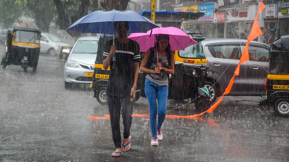 Heavy rainfall lashes Mumbai on 13 May (photo: PTI) 