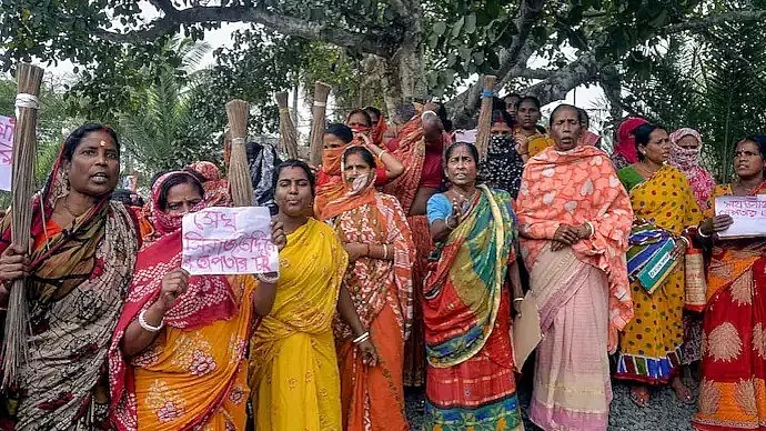 Sandeshkhali women at a protest with their broomsticks earlier in 2024 (photo courtesy @nabilajamal_/X)