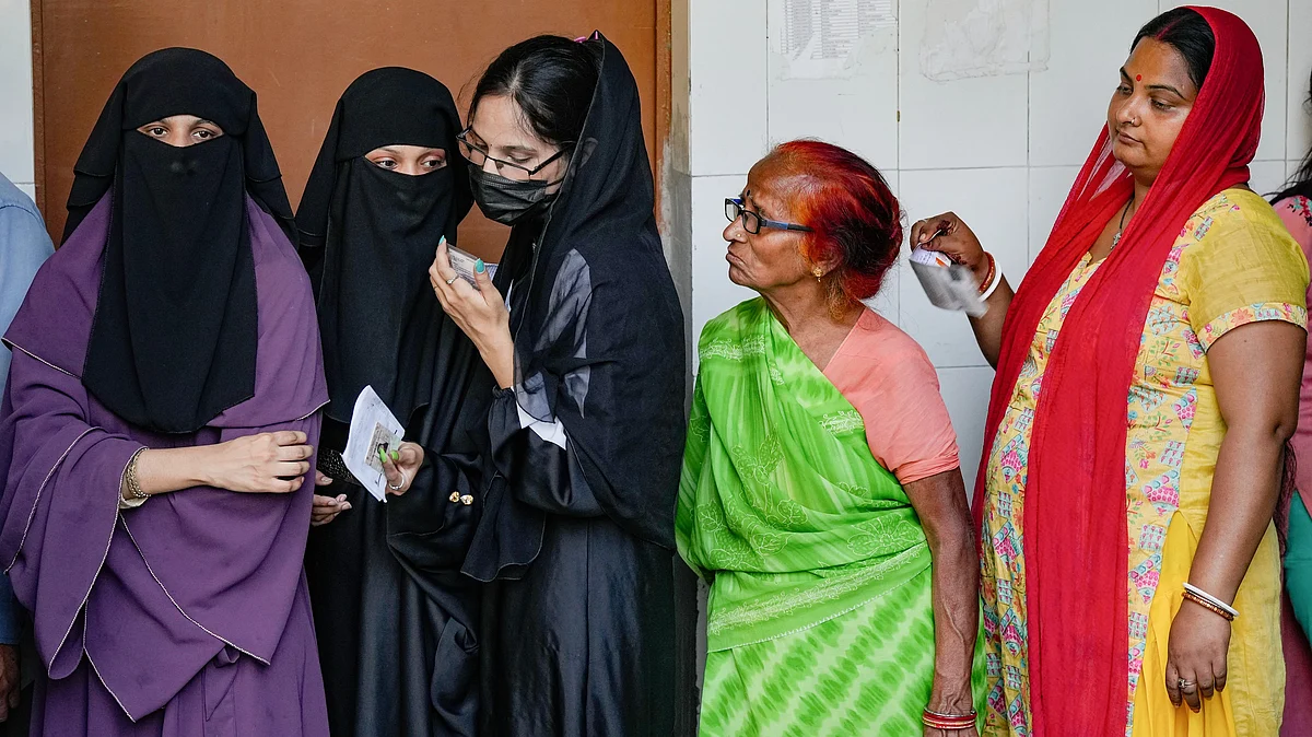 Voters in queue in Delhi on 25 May (photo: PTI)