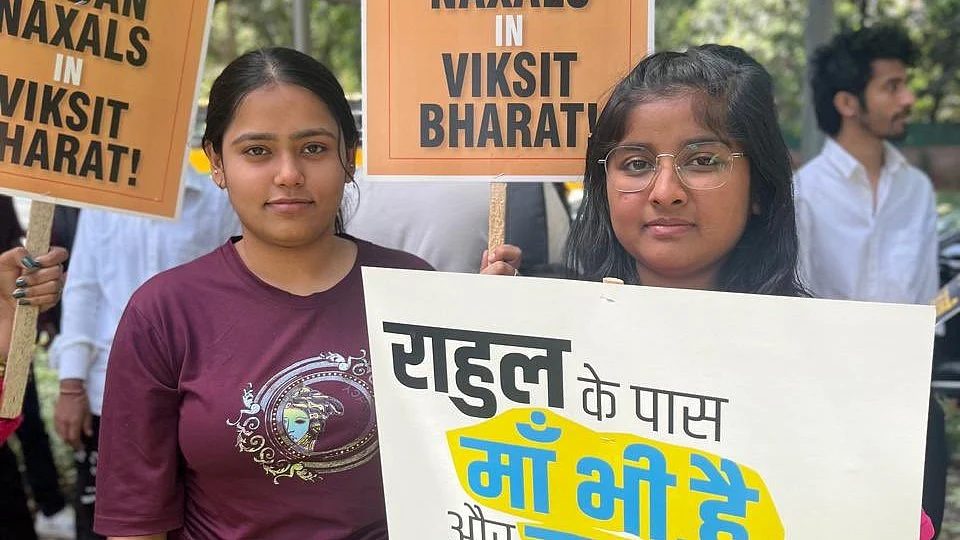 Hundreds of college students protested and marched to the Congress headquarters with placards on 1 May (photo: @amitmalviya/X)